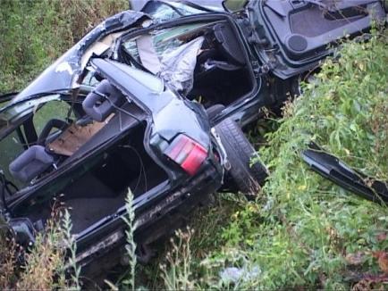 O femeie a murit, iar alta e în stare foarte gravă, din cauza unui tânăr care nu avea permis şi a urcat la volan (FOTO / VIDEO)